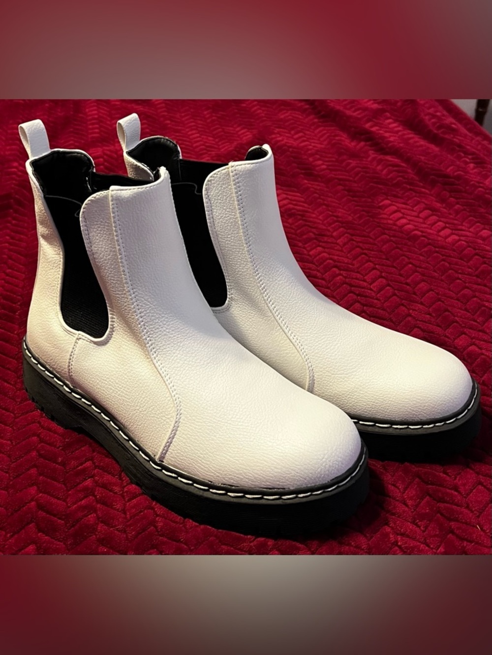 EUC Sincerely Jules White Hippie Slip On CHELSEA Boots Size 8.5